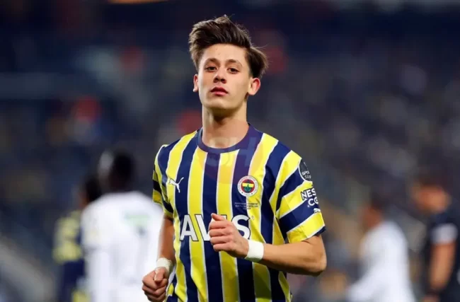 Arda Güler Fenerbahçe formasıyla futbol oynarken.