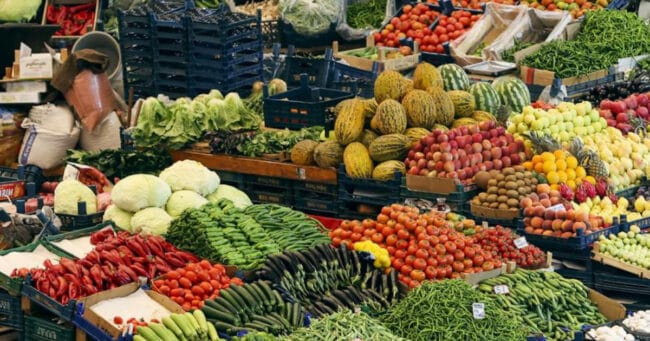 İstanbul semt pazarında havuç, mısır ve taze sebzeler